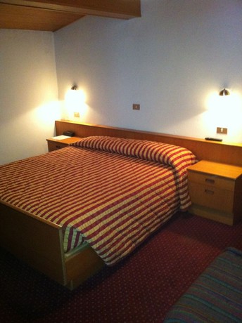 Imagen de la habitación del Hotel Meida. Foto 7