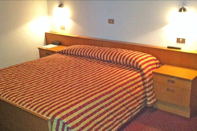 Imagen de la habitación del Hotel Meida. Foto 10