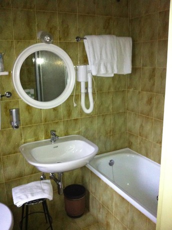 Imagen de la habitación del Hotel Meida. Foto 11