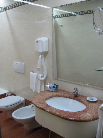 Imagen de la habitación del Hotel Melas. Foto 13