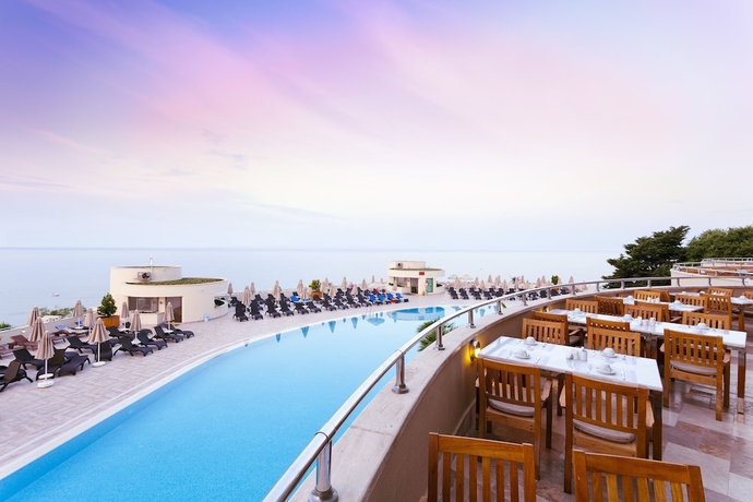 Imagen de la piscina del Hotel Melas Resort. Foto 15