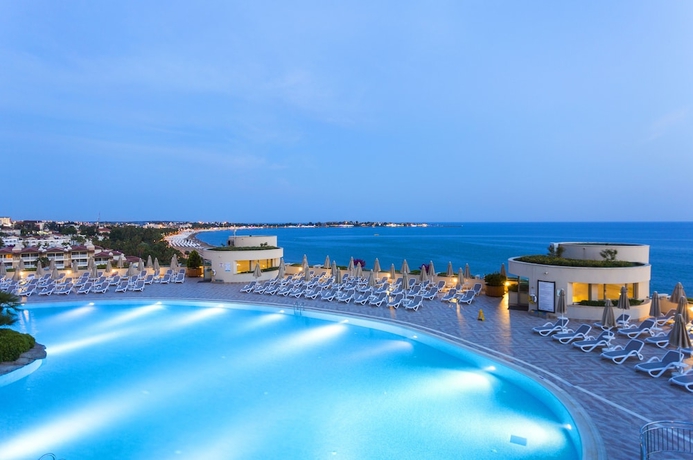 Imagen de la piscina del Hotel Melas Resort. Foto 17