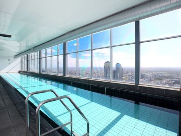 Imagen de la piscina del Hotel Melbourne Central. Foto 18