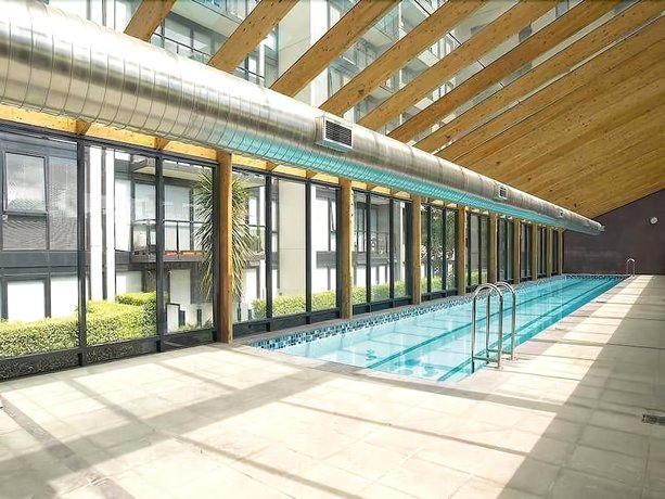 Imagen de la piscina del Hotel Melbourne Stays - City Point Suite. Foto 20