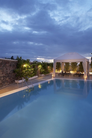 Imagen de la piscina del Hotel Meli Meli. Foto 7