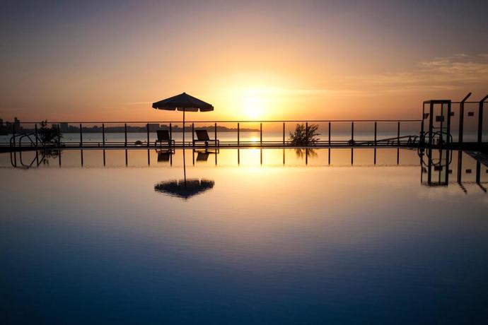 Imagen de la piscina del Hotel Melia Alicante. Foto 16