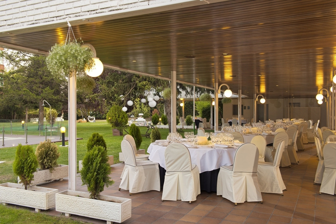 Imagen de los exteriores del Hotel Melia Barajas. Foto 11