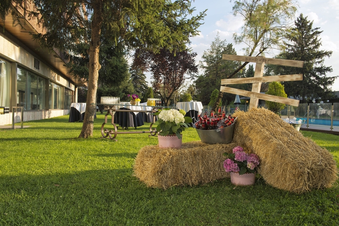 Imagen de los exteriores del Hotel Melia Barajas. Foto 13