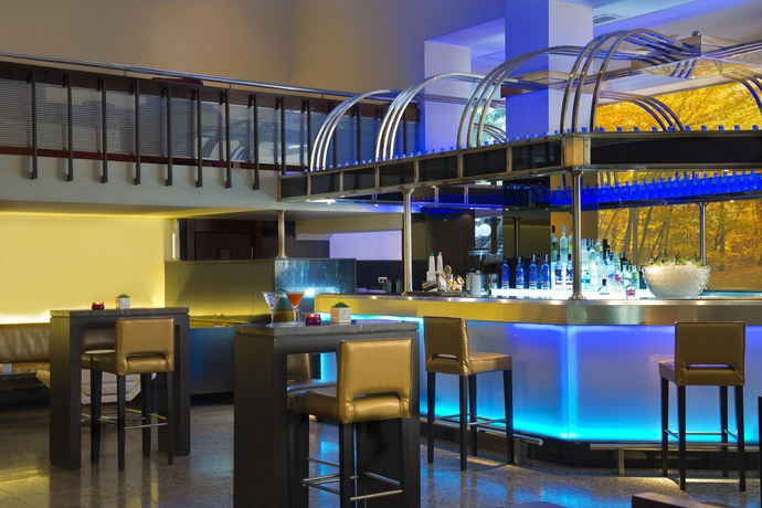 Imagen del bar/restaurante del Hotel Melia Barajas. Foto 4