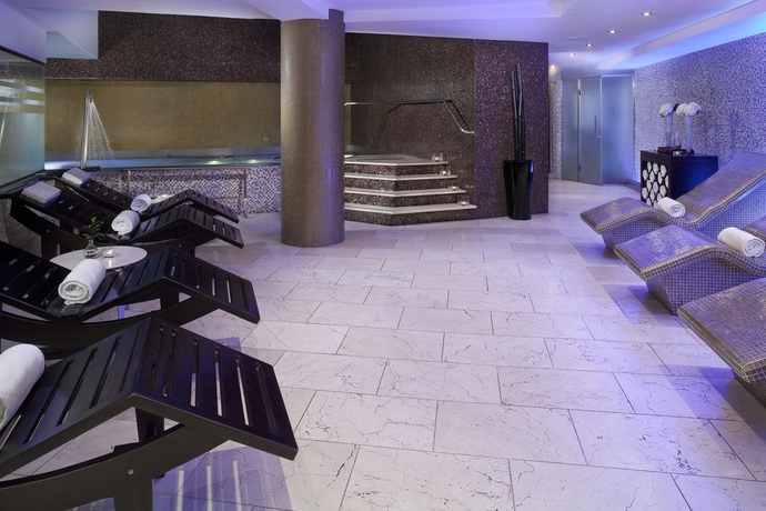 Imagen de la piscina del Hotel Melia Barcelona Sarrià. Foto 15