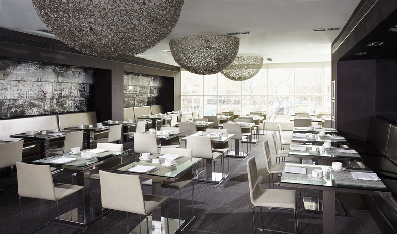 Imagen del bar/restaurante del Hotel Melia Barcelona Sarrià. Foto 2