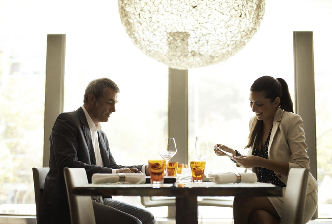 Imagen del bar/restaurante del Hotel Melia Barcelona Sarrià. Foto 4