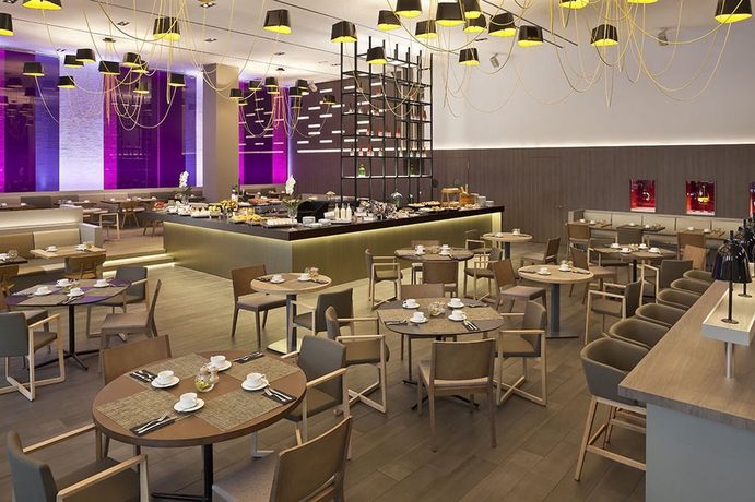 Imagen del bar/restaurante del Hotel Melia Barcelona Sky. Foto 4