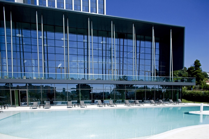 Imagen de la piscina del Hotel Melia Braga and Spa. Foto 15