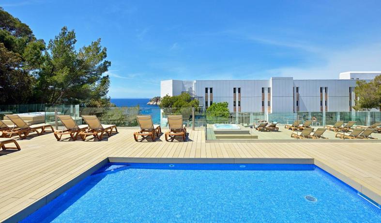 Imagen de la piscina del Hotel Melia Cala Galdana - Menorca. Foto 23