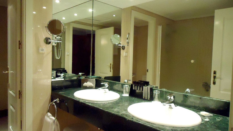 Imagen de la habitación del Hotel Melia Castilla. Foto 7