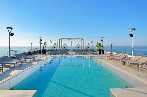 Imagen de la piscina del Hotel Melia Costa del Sol. Foto 11