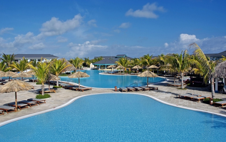 Imagen de la piscina del Hotel Melia Dunas Beach Resort and Spa. Foto 12