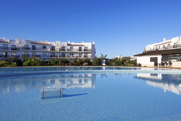 Imagen de la piscina del Hotel Melia Dunas Beach Resort and Spa. Foto 13