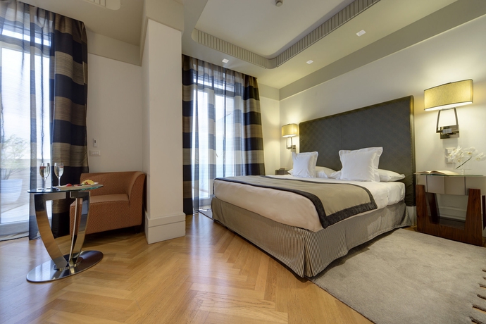 Imagen de la habitación del Hotel Melia Genova. Foto 5