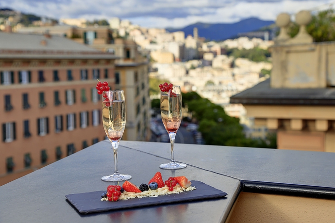 Imagen de la habitación del Hotel Melia Genova. Foto 11