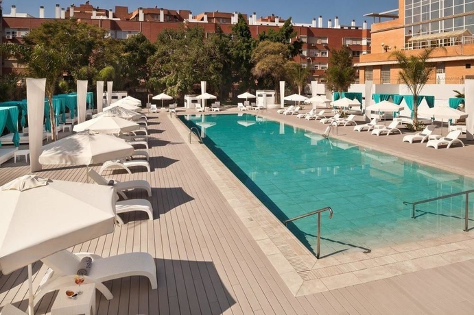 Imagen de la piscina del Hotel Melia Lebreros. Foto 13