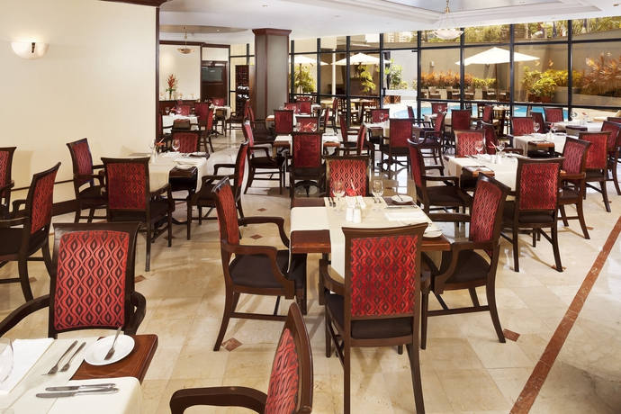 Imagen del bar/restaurante del Hotel Melia Lima. Foto 2