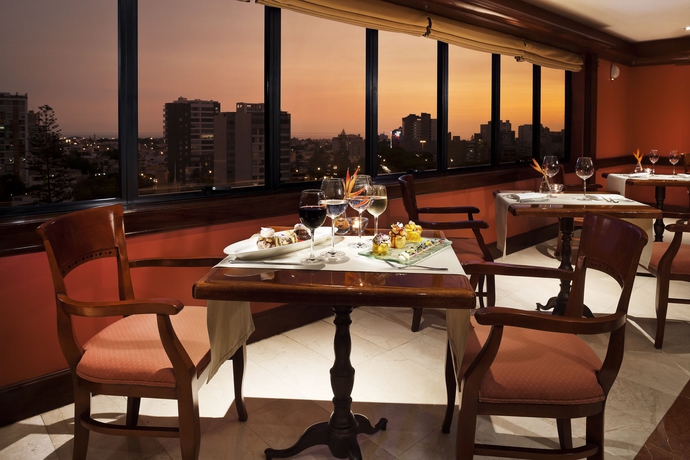 Imagen del bar/restaurante del Hotel Melia Lima. Foto 5