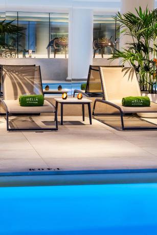 Imagen de la piscina del Hotel Melia Madrid Princesa. Foto 16