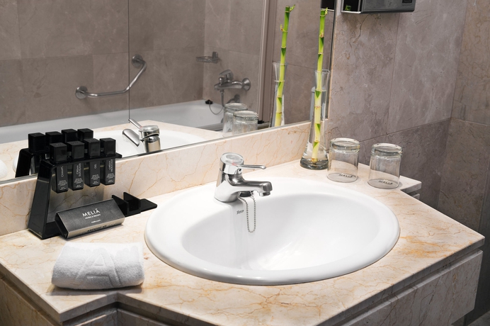 Imagen de la habitación del Hotel Melia Madrid Serrano. Foto 2