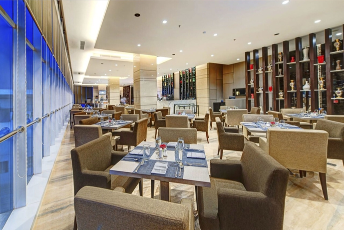 Imagen del bar/restaurante del Hotel Melia Makassar. Foto 4