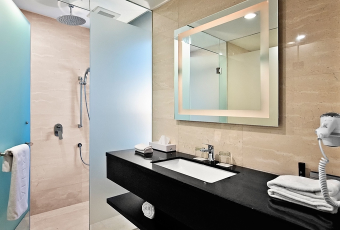 Imagen de la habitación del Hotel Melia Makassar. Foto 9