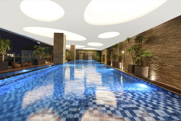 Imagen de la piscina del Hotel Melia Makassar. Foto 19