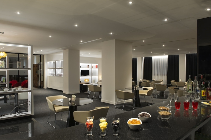 Imagen del bar/restaurante del Hotel Melia Milano. Foto 2