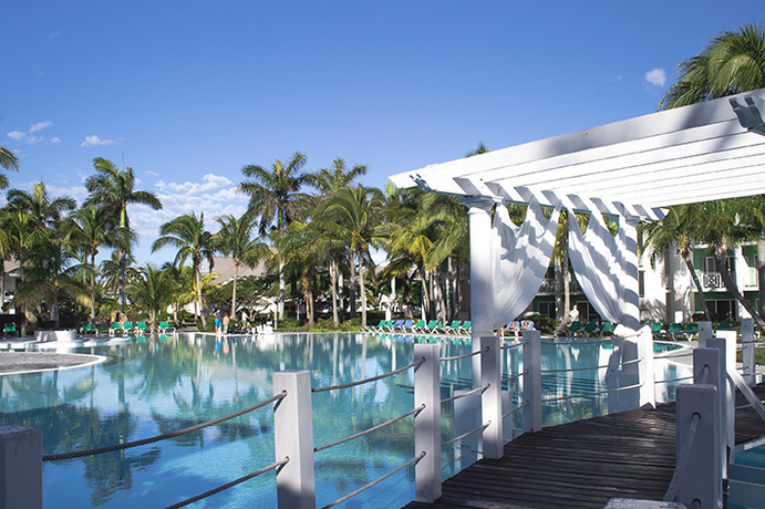 Imagen de la piscina del Hotel Melia Peninsula Varadero. Foto 10