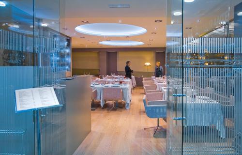 Imagen del bar/restaurante del Hotel Melia Plaza. Foto 8