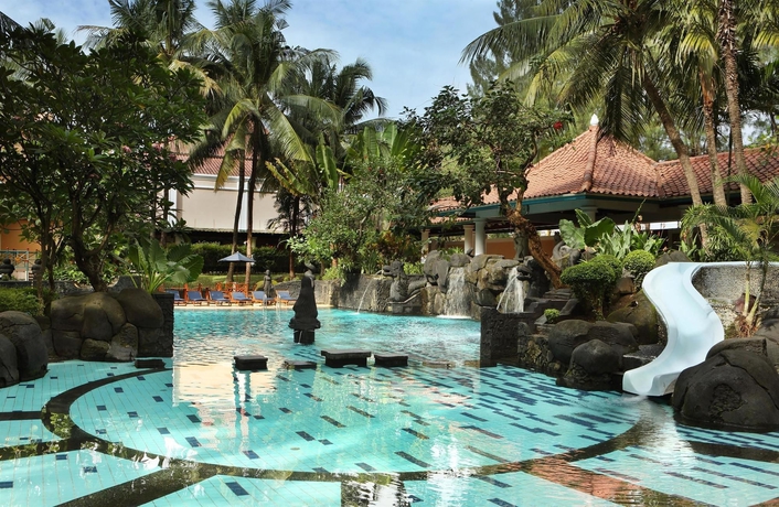 Imagen de la piscina del Hotel Melia Purosani Yogyakarta. Foto 13