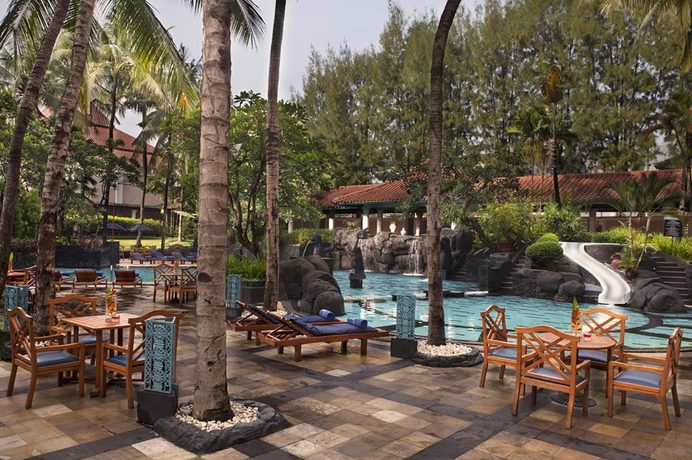Imagen de la piscina del Hotel Melia Purosani Yogyakarta. Foto 15