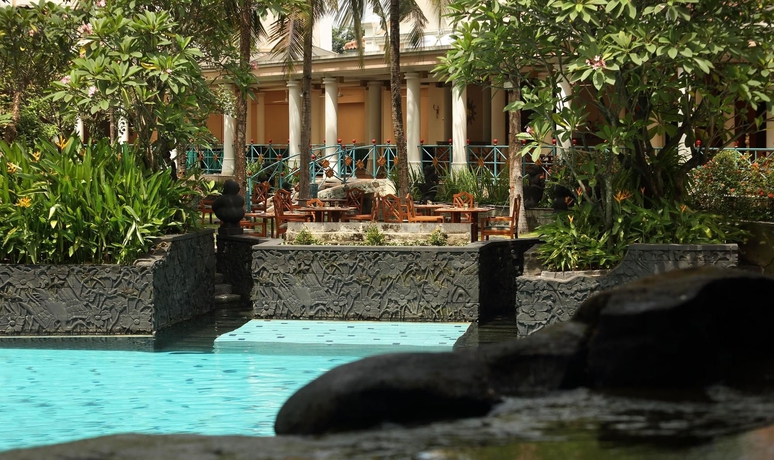 Imagen de la piscina del Hotel Melia Purosani Yogyakarta. Foto 16