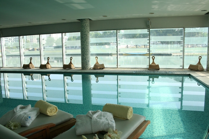 Imagen de la piscina del Hotel Melia Ria and Spa. Foto 19