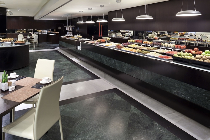 Imagen del bar/restaurante del Hotel Melia Sevilla. Foto 3