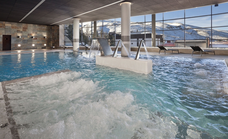 Imagen de la piscina del Hotel Melia Sierra Nevada. Foto 15