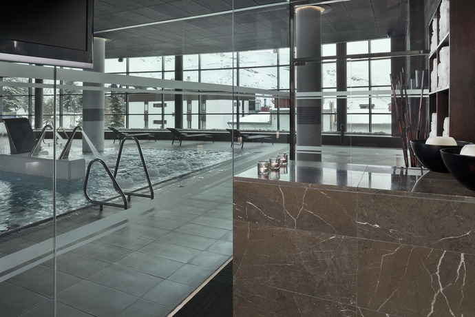 Imagen de la piscina del Hotel Melia Sierra Nevada. Foto 16