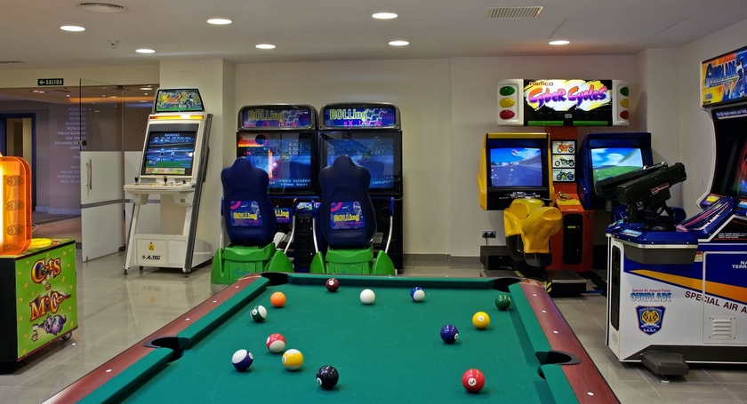 Imagen de los interiores del Hotel Melia Sol Y Nieve. Foto 9