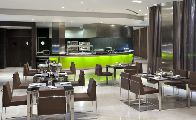 Imagen del bar/restaurante del Hotel Melia Sol Y Nieve. Foto 3