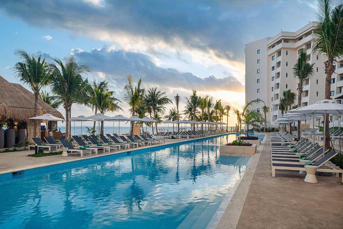 Imagen de la piscina del Hotel Meli&aacute; Casa Maya Canc&uacute;n. Foto 42