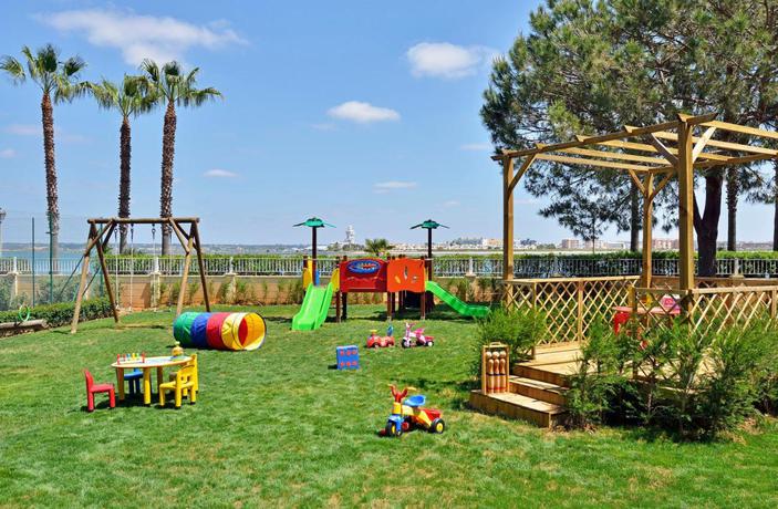 Imagen de los exteriores del Hotel Meliá Isla Canela. Foto 23