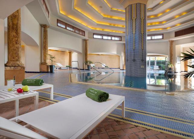 Imagen de la piscina del Hotel Meli&aacute; Isla Canela. Foto 15