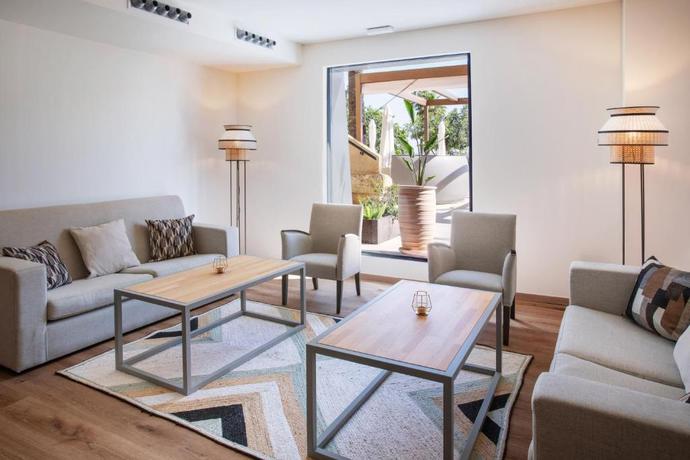 Imagen de los interiores del Hotel Meli&aacute; Isla Canela. Foto 10