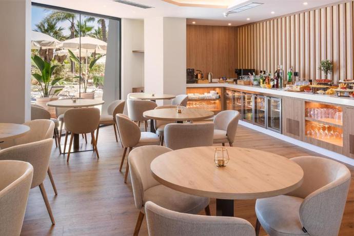 Imagen del bar/restaurante del Hotel Meli&aacute; Isla Canela. Foto 2